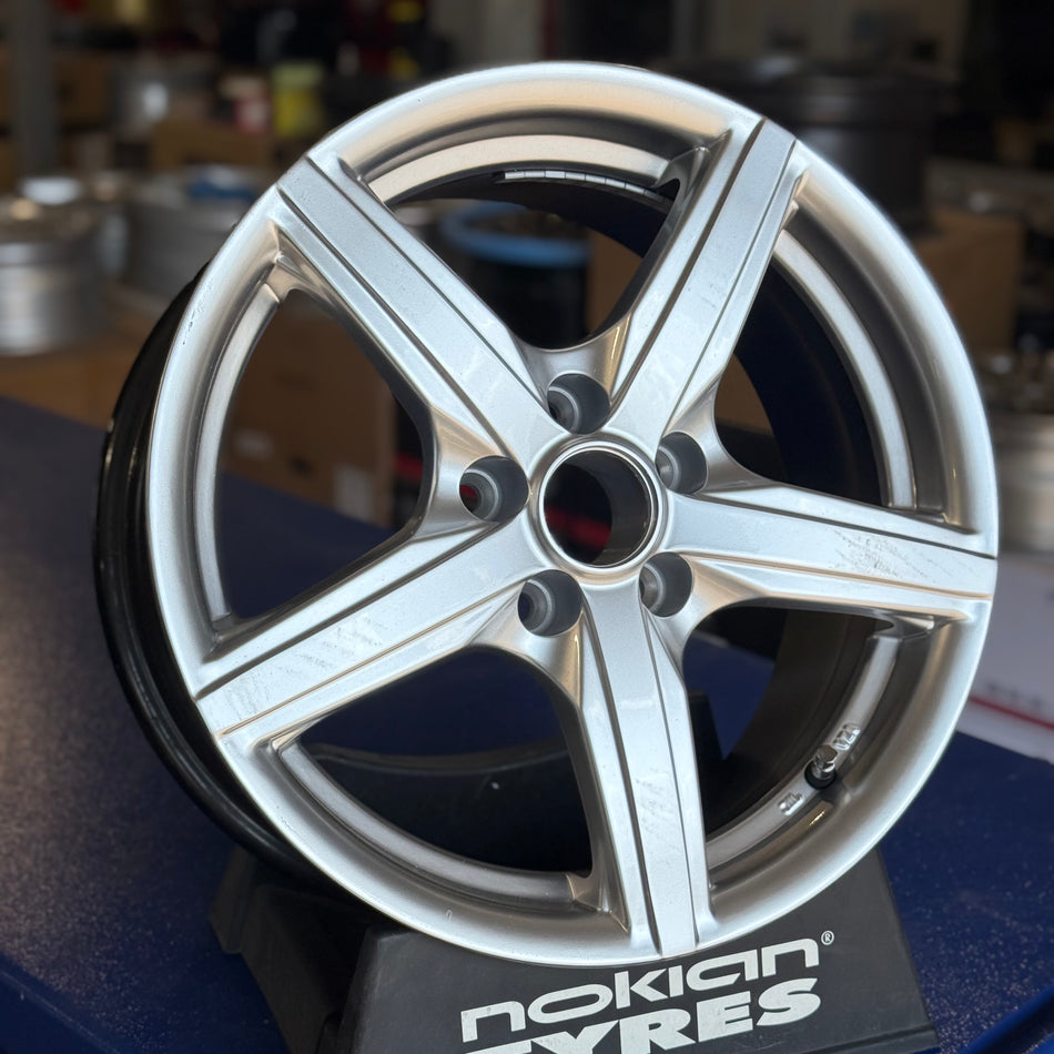 Mega Wheels Heliosera 7x16 5x105 ET38 56.6 Hyper Silver - Komplett sats