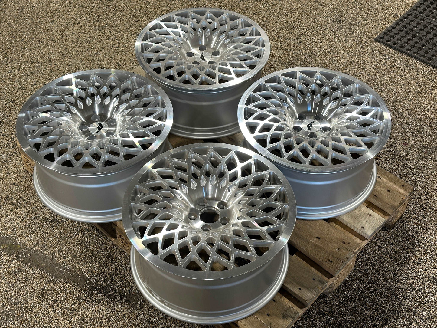 18" Japan Racing JR17 Silver/Diamond Cut - 5x100