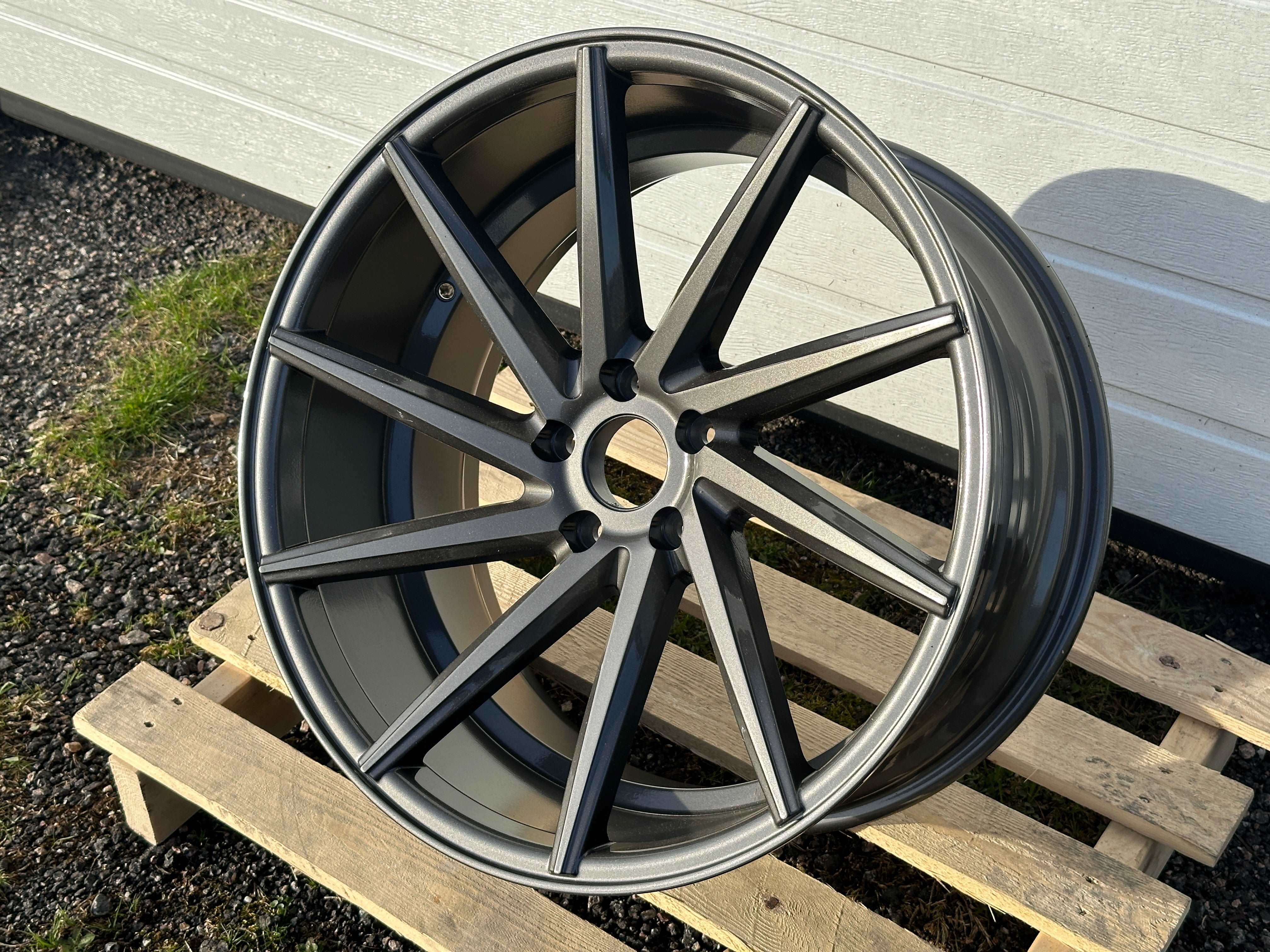 20” 10-Spoke Gloss Graphite