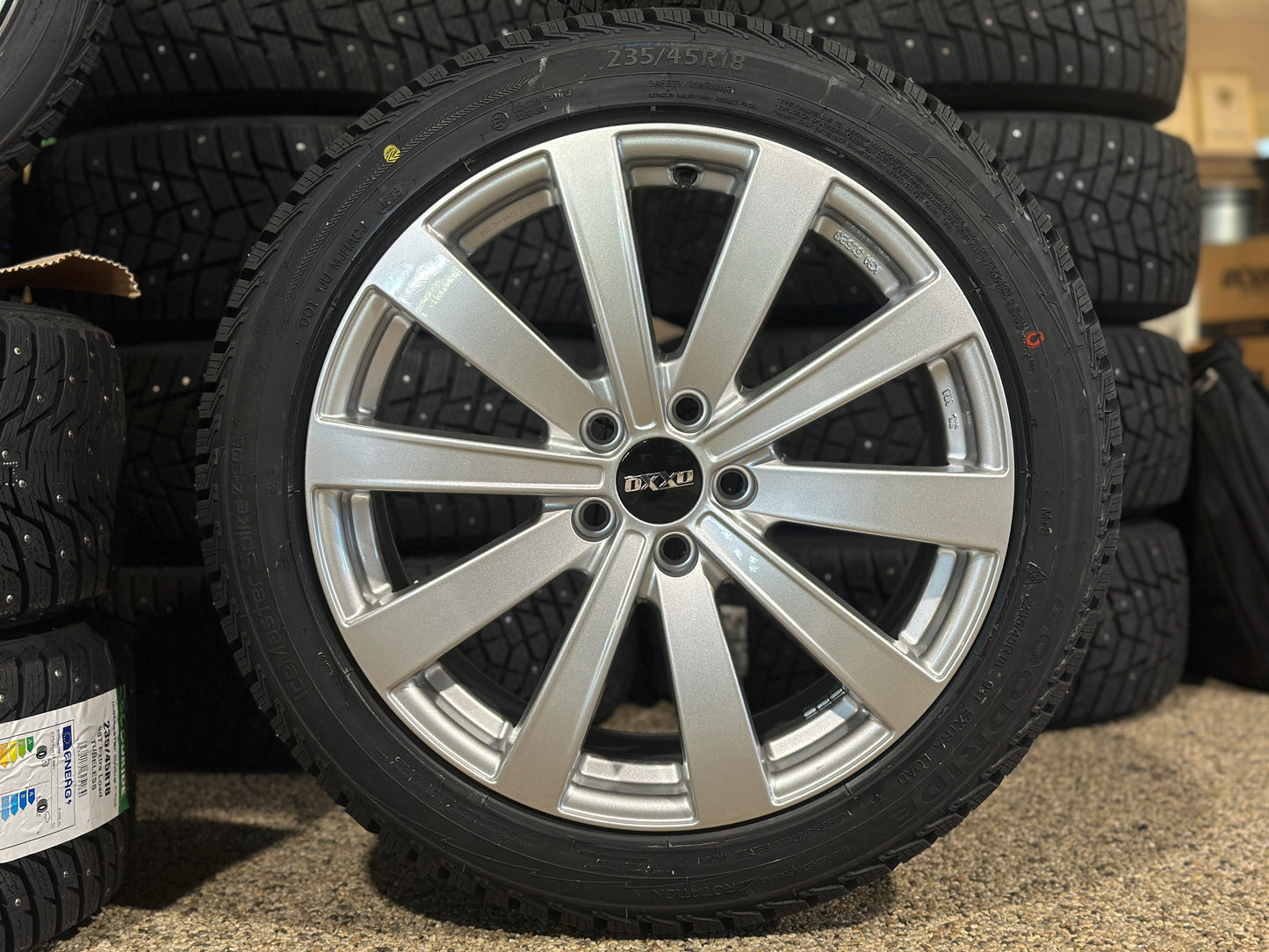 18" Volvo Komplett Vinterhjul Dubbat -  Oxxo Sentinel Silver Dubbat 235/45R18