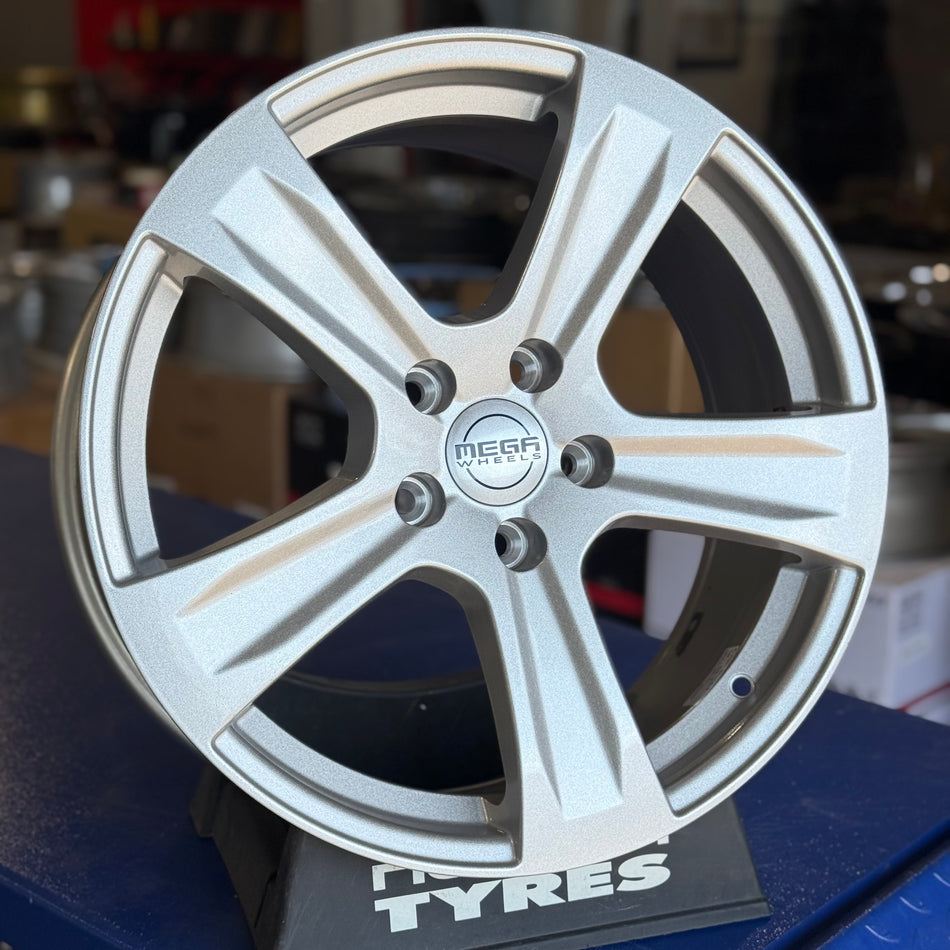 Mega Wheels Leo 8x18 5x114,3 ET40 64,1 Silver - Komplett sats