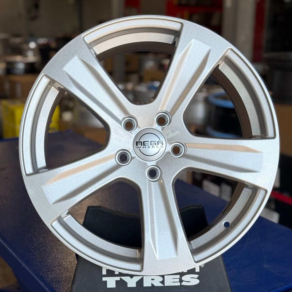 Mega Wheels Leo 8x18 5x114,3 ET40 64,1 Silver - Komplett sats
